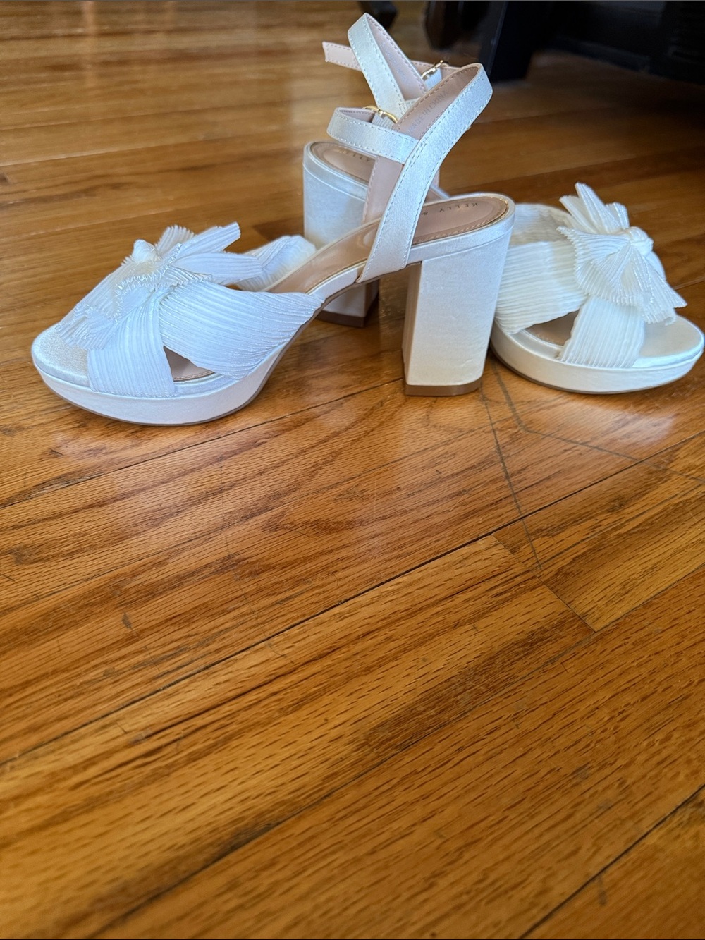 Kelly & Katie White Bow Sandal Heels - Picture 3 of 6